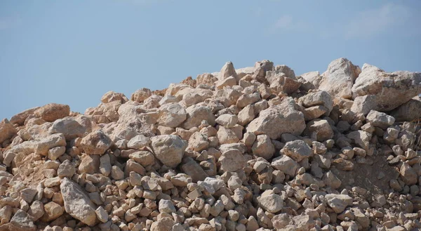 Fotografie Velké Hromady Kamenů Staveništi Pobřeží Středozemního Moře Klidném Dni — Stock fotografie