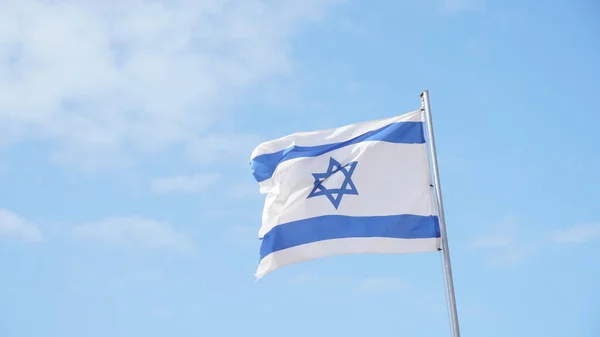 Israelische Flagge Weht Wind Vor Hellem Himmel — Stockfoto