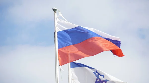 Russische Und Israelische Flaggen Wehen Wind Gegen Den Strahlenden Himmel — Stockfoto
