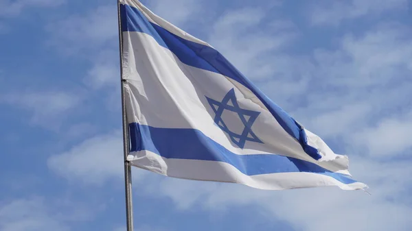 Izraeli Zászló Szövődik Szélben Fényes Égbolttal Szemben — Stock Fotó