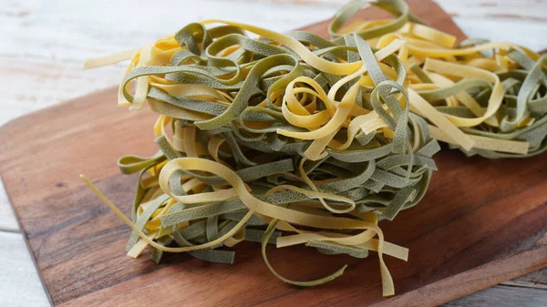 Pasta All Uovo Fatta Casa Italiana Cruda Con Spinaci Affiancati — Foto Stock