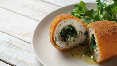 Tavuk Kiev, Ukrayna mutfağı. Tereyağı ve bitkilerle doldurulmuş ekmek kırıntılarına tavuk pirzolası kes.