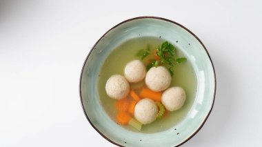 Diz kapaklı yahudi tavuk çorbası (matzo yemeğinden yapılan toplar) Matzo topu çorbası
