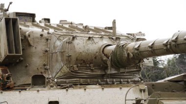 İkinci Dünya Savaşı sonrası İngiliz Ordusu 'nun ana muharebe tankı olan Centurion' un taret ve silahı İsrail tank anıtı olarak sergilenmektedir. İsrailli Sho Centurion tankının varyantı değil