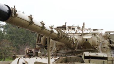 İkinci Dünya Savaşı sonrası İngiliz Ordusu 'nun ana muharebe tankı olan Centurion' un taret ve silahı İsrail tank anıtı olarak sergilenmektedir. İsrailli Sho Centurion tankının varyantı değil