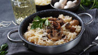 Maydanoz ve parmesanla süslenmiş mantarlı pilav..