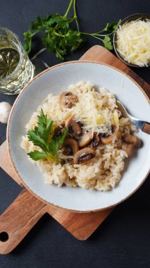 Maydanoz ve parmesanla süslenmiş mantarlı pilav..