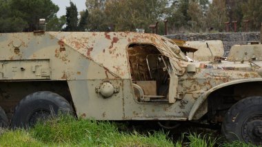 BTR-152 'nin yan görüntüsü, altı tekerlekli Sovyet zırhlı personel taşıyıcısı, İsrail Ordusu tarafından hedef alınarak vuruldu..