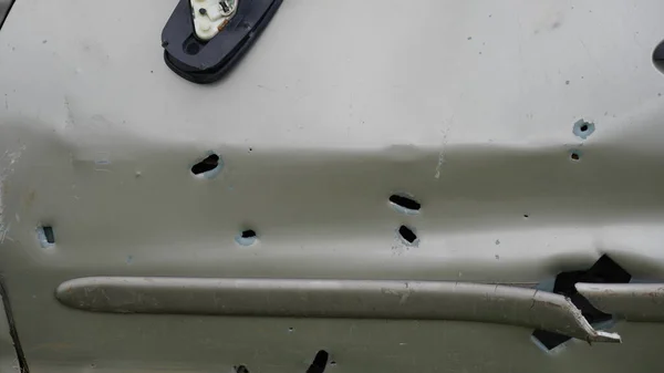 자동차 파편에 총알은 자동차 표면에 구멍을 뚫었다 — 스톡 사진