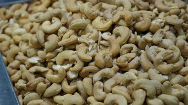 Yerel pazarda satılık kaju fıstığını yakın plan yapın.