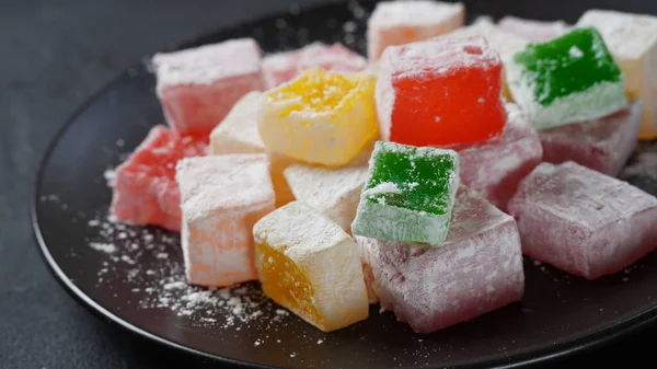 Türklerin çeşitli zevkleri Rahat lokum 'dur. Renkli Türk lokumu küpleri. Ramazan Bayrami (Kurban Bayrami) ve Kurban Bayrami (Kurban Bayrami) arkaplan fotoğrafı.