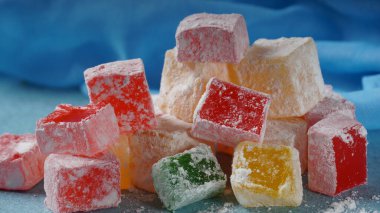 Türklerin çeşitli zevkleri Rahat lokum 'dur. Renkli Türk lokumu küpleri. Ramazan Bayrami (Kurban Bayrami) ve Kurban Bayrami (Kurban Bayrami) arkaplan fotoğrafı.