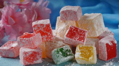 Türklerin çeşitli zevkleri Rahat lokum 'dur. Renkli Türk lokumu küpleri. Ramazan Bayrami (Kurban Bayrami) ve Kurban Bayrami (Kurban Bayrami) arkaplan fotoğrafı.