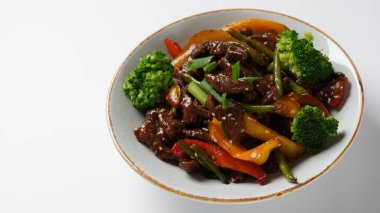 Tayland restoranında et ve sebzeli Moğol barbeküsü