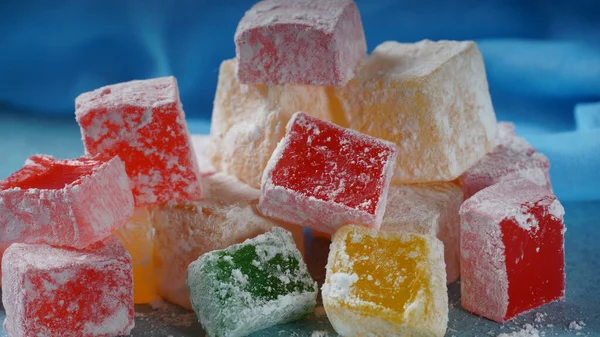 Türklerin çeşitli zevkleri Rahat lokum 'dur. Renkli Türk lokumu küpleri. Ramazan Bayrami (Kurban Bayrami) ve Kurban Bayrami (Kurban Bayrami) arkaplan fotoğrafı.