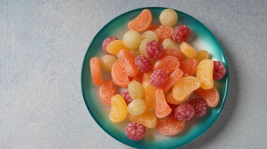 Sert meyve şekeri. Sert bir şekilde kapat Renkli meyve şekeri em