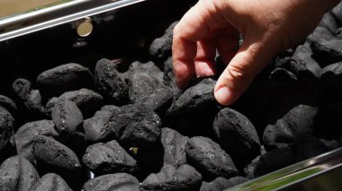 Mangal 'da mangal kömürü ateşe hazır (Orta Doğu barbeküsü)