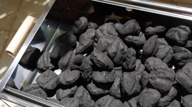 Mangal 'da mangal kömürü ateşe hazır (Orta Doğu barbeküsü)