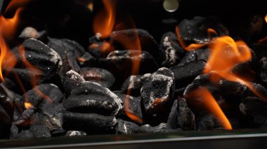 Boş Barbekü Izgarası Parlak Alevlerle Yakın