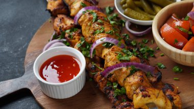 Barbekü eti. Tavuk kebabı. Ahşap arka planda sebzeli tavuk Shashlik. Kırsal tarzda. Üst görünüm