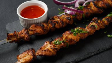 Barbekü eti. Tavuk kebabı. Ahşap arka planda sebzeli tavuk Shashlik. Kırsal tarzda. Üst görünüm