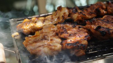 Taze tavuk bifteği ızgarası yanıyor. Izgarada barbekü yapmak