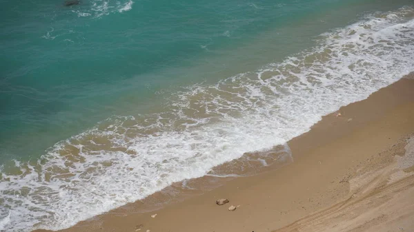 夏天美丽的海滨 平静的蓝色海景 石质和沙质海滨 阳光海景 以色列Netanya市 — 图库照片