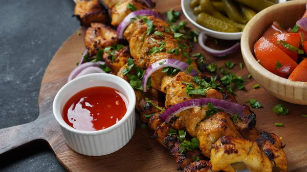 Barbekü eti. Tavuk kebabı. Ahşap arka planda sebzeli tavuk Shashlik. Kırsal tarzda. Üst görünüm