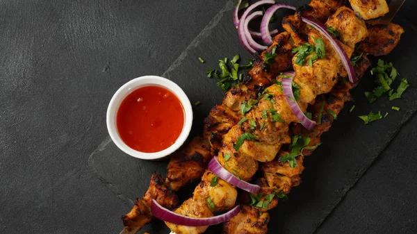 Carne Churrasco Carne Frango Shashlik Frango Com Legumes Fundo Madeira — Fotografia de Stock