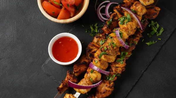 Barbekü eti. Tavuk kebabı. Ahşap arka planda sebzeli tavuk Shashlik. Kırsal tarzda. Üst görünüm