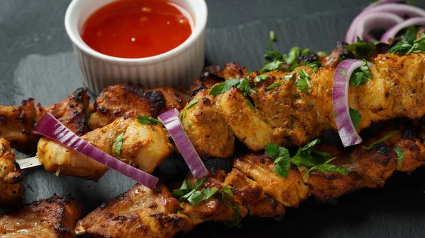 Barbekü eti. Tavuk kebabı. Ahşap arka planda sebzeli tavuk Shashlik. Kırsal tarzda. Üst görünüm