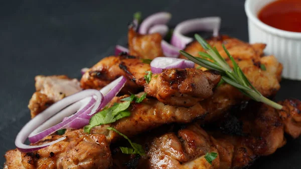 Izgara tavuk göğsü, tatlı soğan, şifalı otlar, taş üstünde sos. Geleneksel mutfak. Izgara mutfağı.