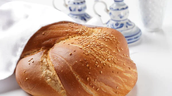 Covered Challah Bread Shabbat Candles Cup Kiddush — стоковое фото