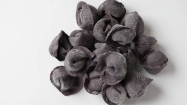 Etle doldurulmuş renkli börekler. Renkli börekler doğuda geleneksel bir lezzettir.