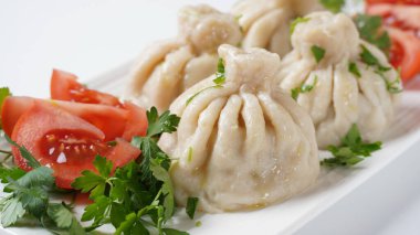 Gürcistan usulü Khinkali köftesi, kırmızı biber ve geleneksel Gürcü mutfağı..