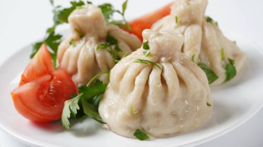 Gürcistan usulü Khinkali köftesi, kırmızı biber ve geleneksel Gürcü mutfağı..