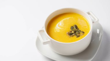 Pastırmalı kremalı balkabağı çorbası. Sağlıklı organik balkabağı kreması çorbası