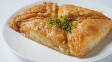 Baklava fileto pastasından yapılmış, doğranmış fındıkla doldurulmuş ve şurup veya bal ile tatlandırılmış bir tatlı..