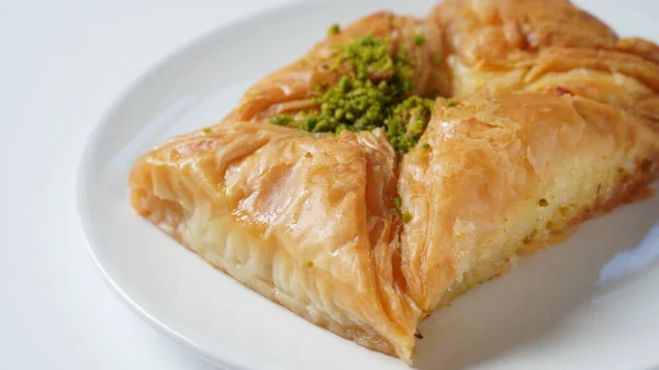 Baklava Uma Sobremesa Pastelaria Camadas Feita Massa Filo Cheia Nozes — Fotografia de Stock