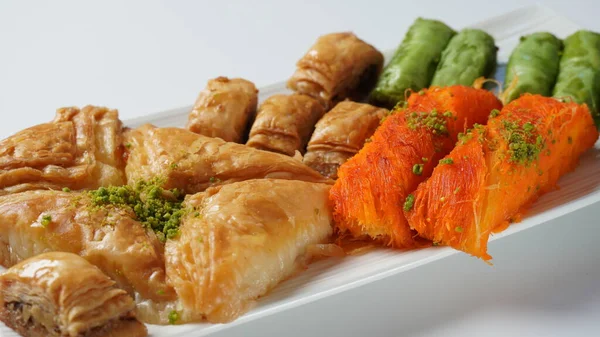 Ein Tablett Mit Türkischem Gebäck Darunter Baklava Knafeh Ein Nahöstliches — Stockfoto