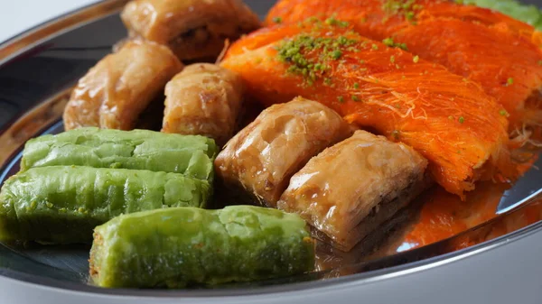 Una Bandeja Pasteles Turcos Que Incluye Baklava Knafeh Pastel Queso — Foto de Stock