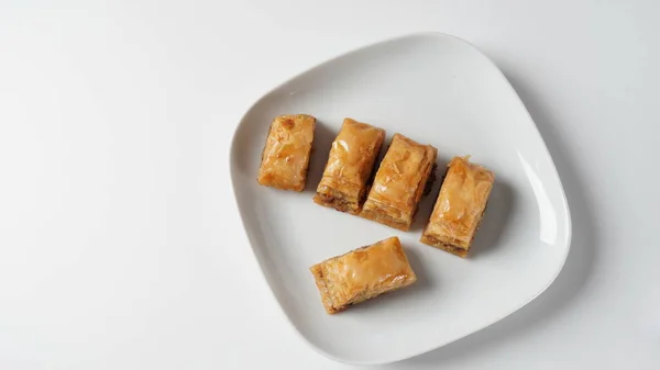 面包片是一种层次分明的糕点 由丝状糕点制成 里面塞满了切碎的坚果 并加入了糖浆或蜂蜜 — 图库照片