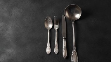 Antika kirli çatal bıçak takımı. Bıçak, çatal, kaşık ve kepçe. Çatal bıçak yemek.