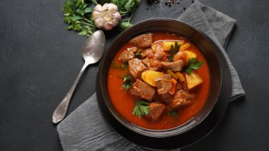 Gulaş, çorba ve güveç. Biftek, patates ve bol kırmızı biberden yapılmış. Macar geleneksel yemeği.