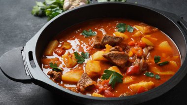 Gulaş, çorba ve güveç. Biftek, patates ve bol kırmızı biberden yapılmış. Macar geleneksel yemeği.