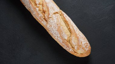 Beyaz Fransız ekmeği ya da ekmek rulosu yakın plan, geleneksel yemek.