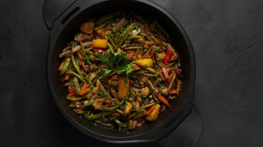 Renkli kızarmış sebzeler, Asya usulü. Asya vejetaryen tatlı ve ekşi karışık sebze lezzeti.