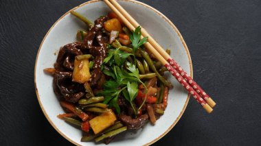 Renkli kızarmış sebzeler, Asya usulü. Asya vejetaryen tatlı ve ekşi karışık sebze lezzeti.