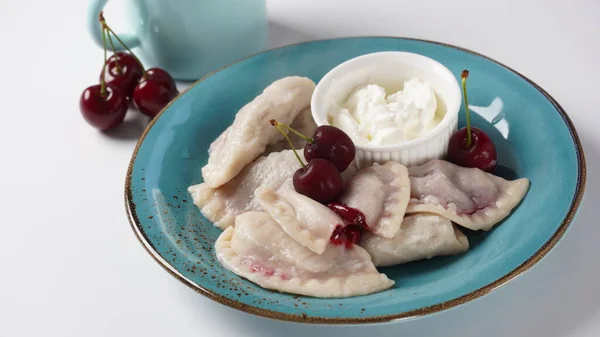 Knödel Mit Kirschen Sauerrahm Und Minze Ukrainische Küche Gesundes Frühstück — Stockfoto