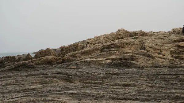 Lastre Roccia Vulcanogena Sulla Riva Del Mare Frangiflutti Rocciosi Naturali — Foto Stock